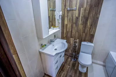 Ванная комната 2-местного люкса в санатории Дубрава Железноводск - фотография